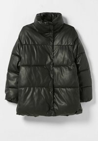 Bunda typu puffer v tmavě zelené umělé kůži, s vysokým límcem, plným zapínáním na knoflíky a prošívaným designem se zateplenými sekcemi pro izolaci.