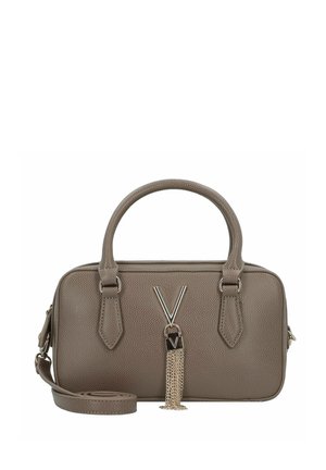 Sac à main en cuir taupe texturé avec deux poignées, bandoulière amovible, et détail métallique en "V" avec gland en chaîne à l'avant.