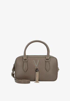 Bolso de cuero texturizado en color topo con dos asas, correa de hombro desmontable y detalle metálico en forma de "V" con borla de cadena en el frente.