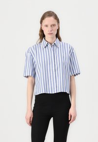 Kortafgeknot overhemd met blauwe en witte verticale strepen, voorzien van korte mouwen en een klein logo op de borst.
