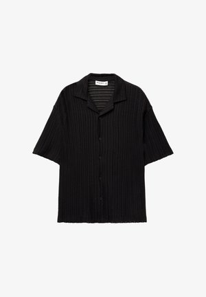 Cămașă neagră cu mâneci scurte, fabricată dintr-un material texturat, cu dungi verticale și închidere cu butoni. Dispune de un guler clasic și un croi lejer.