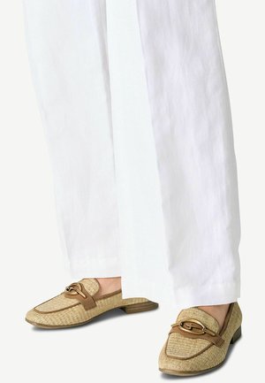 Bruine geweven loafers gemaakt van stro-achtige materialen met een platte hak, voorzien van een bruine leren accentering en gouden decoratieve hardware.