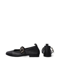 Schwarze Leder-Ballerinas mit runder Zehenform, einer seitlichen Schnallenakzentuierung und einem flachen Absatz. Gleiche Textur, minimalistisches Design.