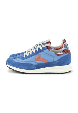 Baskets à lacets bleues et bleu clair avec logo orange, col de talon orange et bleu à motif, semelle blanche et semelle extérieure noire.