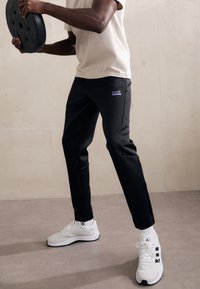 EA7 Emporio Armani VIGOR7 PANTS - Pantalones deportivos - black bean