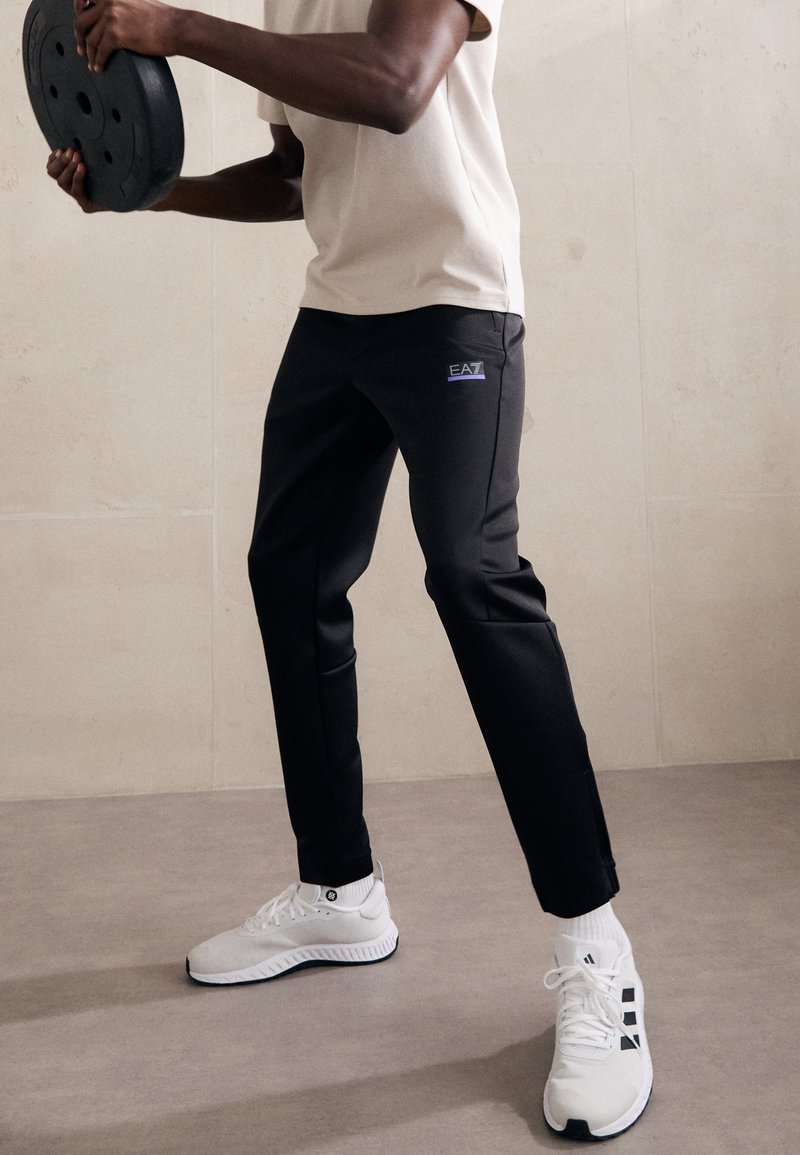 EA7 Emporio Armani VIGOR7 PANTS - Pantalones deportivos - black bean