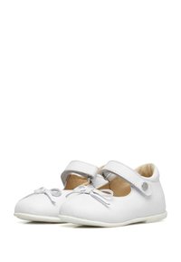 Bílé kožené Mary Jane boty s kulatou špičkou, detailem mašle a bočním páskem se stříbrným cvokem. Jemné béžové vnitřní podšívání.