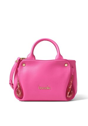 Borsa a mano in pelle rosa con manici arrotondati e tracolla rimovibile. Presenta dettagli laterali scintillanti e branding dorato. Design compatto e strutturato.