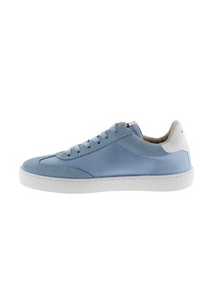 Zapatilla de deporte azul claro hecha de ante y tela con una suela blanca de goma, que cuenta con cordones y un collar acolchado para mayor comodidad.