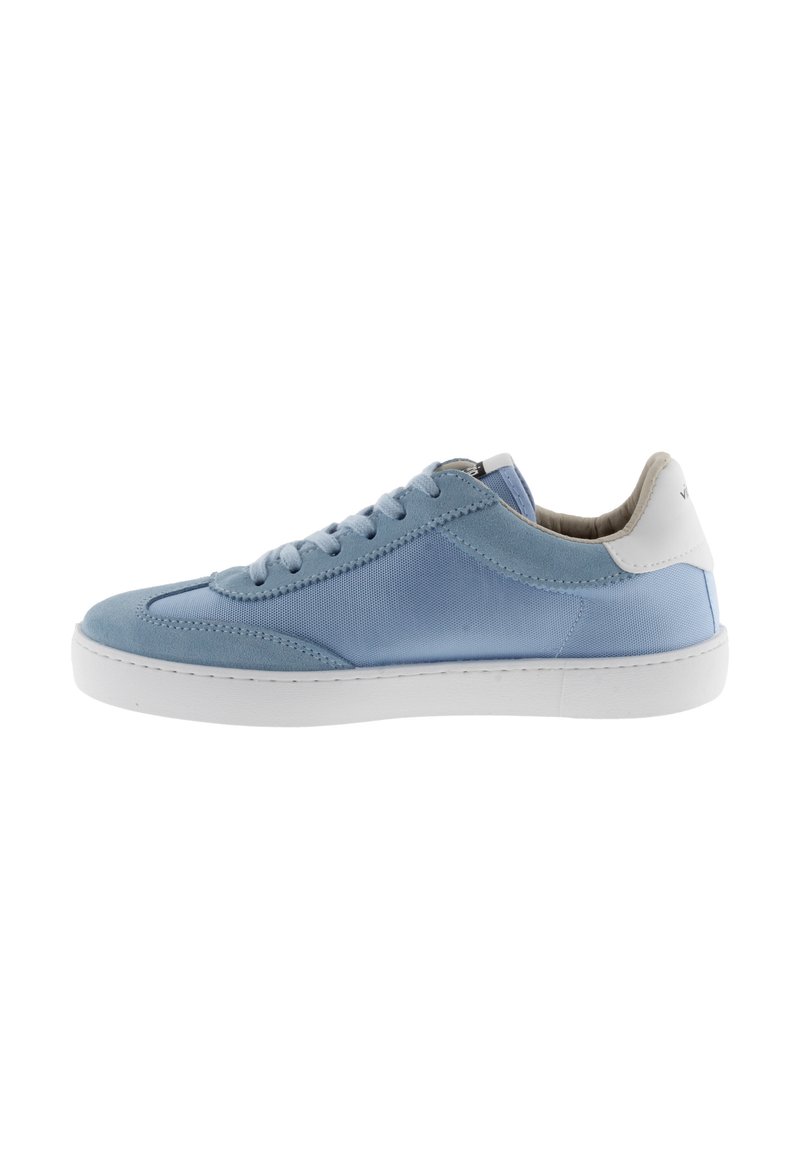 Sneaker azzurro chiaro realizzato in suede e tessuto con suola in gomma bianca, dotato di lacci e colletto imbottito per il comfort.