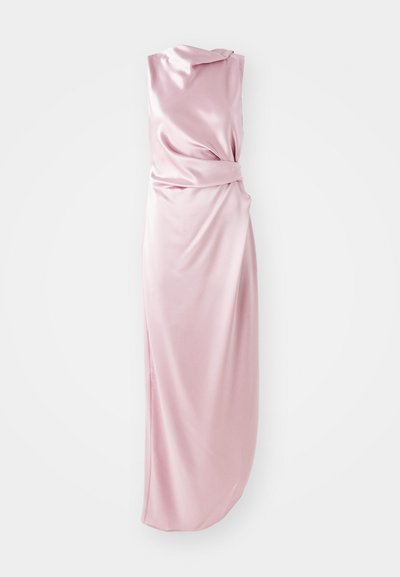 Šilkinis, rožinis suknelė su drapiruotu dizainu, turinti surištą detalę juosmens srityje ir šoninį plyšį, suteikiantį daugiau judesio. Lygus paviršius.