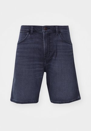 Shorts en denim indigo foncé avec une coupe droite, cinq poches et une fermeture à bouton. Présente un léger effet délavé et des détails de couture.