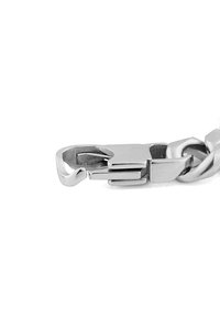 Sølv metallkrok med et kjededesign, som har en vridd lenke og flat forbindelse, glatt overflate og en enkel krokmekanisme.