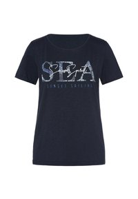 Camiseta de algodón azul marino con mangas cortas, cuello redondo y un gráfico de "Navegación al Atardecer en el MAR" en letras texturizadas plateadas y blancas.