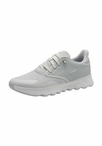 Baskets de sport blanches avec une tige en maille et synthétique, dotées de lacets ton sur ton, d'une semelle rembourrée et d'un détail de design ondulé sur la semelle extérieure.