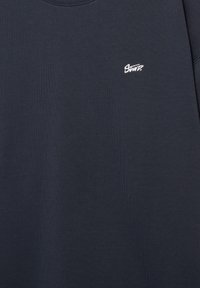 Dunkelblauer Sweatshirt mit kleinem weißem, stilisiertem "Swip."-Logo, das auf der linken Brust gestickt ist und ein lässiges Design zeigt.