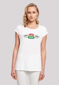 Weißes Baumwoll-T-Shirt mit kurzen Ärmeln, das ein buntes "CENTRAL PERK"-Grafikdesign mit zwei Kaffeetassen und Dampfdetails zeigt.