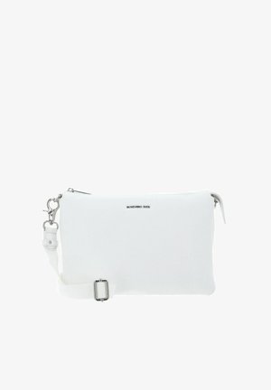 Sac bandoulière en cuir blanc avec une finition texturée, une quincaillerie argentée, une sangle réglable et une fermeture éclair. Présente un détail de logo à l'avant.