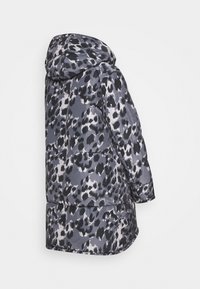 Vadderad jacka i grått med svart och vit leopardmönster, utrustad med huva, långa ärmar och rak fåll.