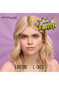Visage d'une femme blonde divisé en deux montrant avant et après l'application de la colle pour cils, avec la marque Maybelline et le texte "The Glueyst Flash".