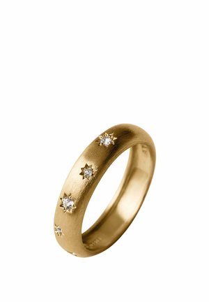 Anillo de banda dorada con acabado cepillado, decorado con cinco pequeños diamantes, cada uno enmarcado por grabados en forma de estrella.