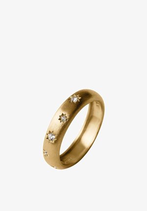Anillo de banda dorada con acabado cepillado, decorado con cinco pequeños diamantes, cada uno enmarcado por grabados en forma de estrella.