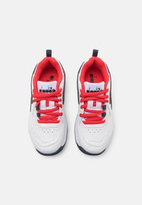 Scarpe sportive bianche con lacci e dettagli rossi. Parte superiore in materiale sintetico con dettagli perforati e suola in gomma nera. Progettate per il comfort.