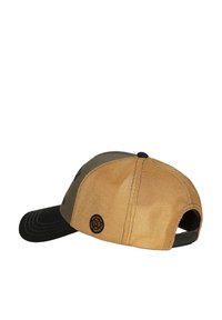 Gorra de béisbol con visera negra, fabricada en tejido caqui y con parte trasera de malla. Presenta un acento de logo circular cerca de la correa ajustable.