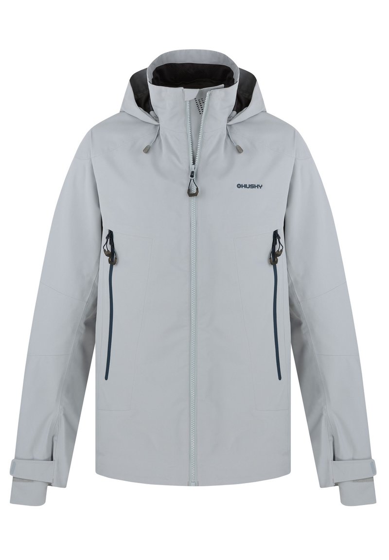 Světle šedá nepromokavá bunda s kapucí, která má dvě diagonální kapsy na zip, nastavitelné manžety a přední zipové zapínání.