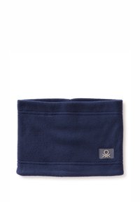 Nákrčník z tmavě modrého fleecu s jemnou texturou, zdobený nenápadným švem a malou značkovou nášivkou v dolním rohu.