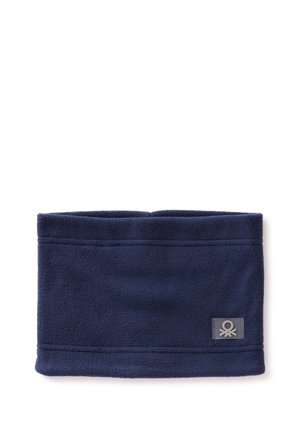 Marineblauer Fleece-Nackenwärmer mit weicher Textur, ausgestattet mit einer dezenten Naht und einem kleinen Markenetikett in der unteren Ecke.