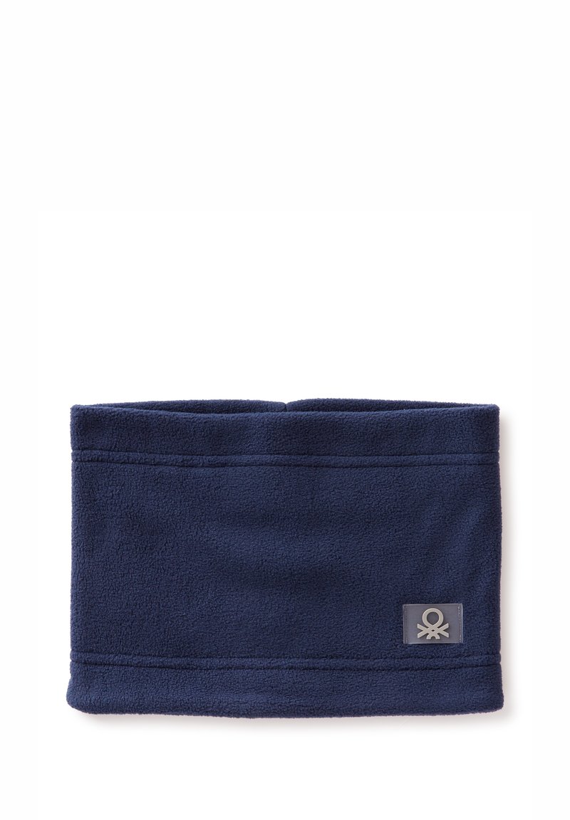 Nákrčník z tmavě modrého fleecu s jemnou texturou, zdobený nenápadným švem a malou značkovou nášivkou v dolním rohu.