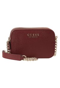 Kleine rechteckige burgunderfarbene Umhängetasche mit goldener Kettenriemen und dem eingeprägten GUESS Los Angeles Logo auf der Vorderseite.