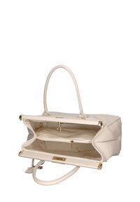 Borsa a mano in pelle crema con due manici, aperta per rivelare un interno foderato, una tasca con zip, una chiusura in oro e dettagli metallici.