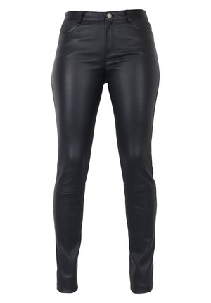 Pantaloni skinny in finta pelle nera con design a cinque tasche, silhouette aderente, texture liscia e chiusura con bottone in metallo in vita.