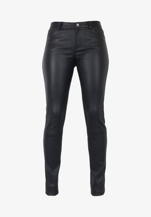 Pantaloni skinny in finta pelle nera con design a cinque tasche, silhouette aderente, texture liscia e chiusura con bottone in metallo in vita.