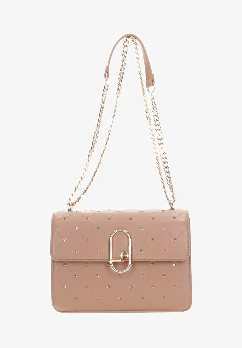 Borsa a mano in finta pelle color beige con design trapuntato, dettagli in metallo dorato e tracolla in catena color oro. Presenta una chiusura a scatto al centro.