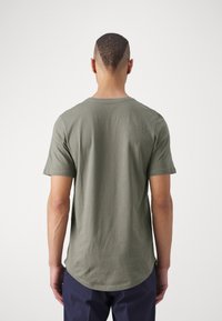 Jack & Jones JJENOA TEE CREW NECK - Basic póló - bungee cord