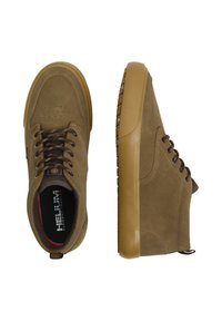 Chaussures en daim marron avec bout rond, lacets contrastants foncés et semelle en caoutchouc. Présentent des perforations et une languette au talon.