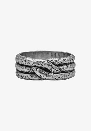 Silberring aus Sterlingsilber mit strukturiertem, geflochtenem Design. Drei ineinander verwobene Bänder verleihen ein geschichtetes Aussehen und zeigen ein poliertes Finish.