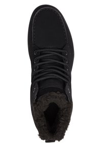 Svart vinterkänga med tjocka snören, vadderad fotledskrage och mjukt, fluffigt foder synligt inuti den övre öppningen.