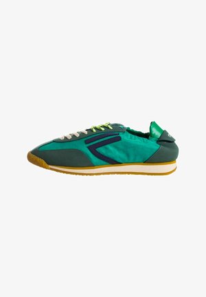 Sneaker verde e teal con finitura testurizzata, striscia di accento viola, lacci bianchi e suola gialla. Presenta una punta arrotondata e colletto imbottito.