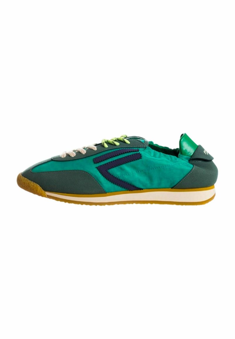 Sneaker verde e teal con finitura testurizzata, striscia di accento viola, lacci bianchi e suola gialla. Presenta una punta arrotondata e colletto imbottito.