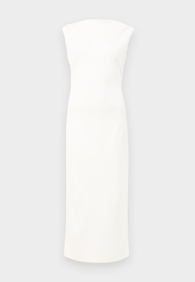 Balta be rankovių suknelė su prigludusia forma, iki kelių, lygaus audinio ir subtiliu, aukštu kaklu. Minimalistinis ir nepaisytas stilius.