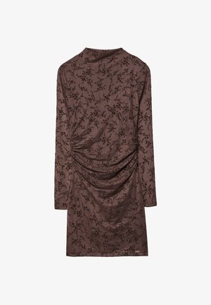 Hnedé dlhé rukávové šaty s kvetinovým vzorom, so zhromaždenou textúrou na chrbte a vysokým golierom. Jemná, elastická tkanina.