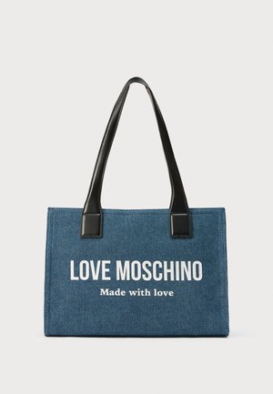 Zils taisnstūra formas soma ar melnām rokturiem, priekšpusē baltā krāsā teksts "LOVE MOSCHINO" un mazāks teksts "Made with love".