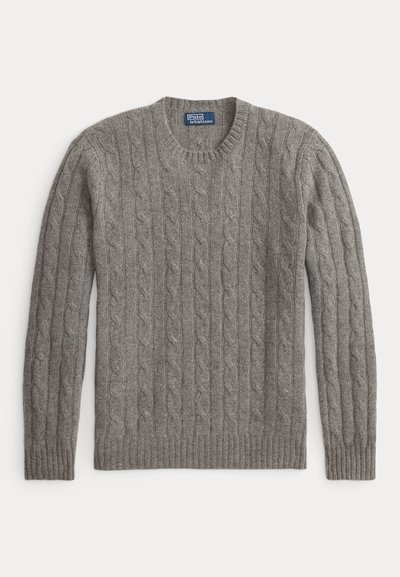 Grauer langärmliger Strickpullover mit Rundhalsausschnitt, gerippten Bündchen und Saum, flach liegend mit einem Polo by Ralph Lauren Etikett im Kragen.