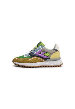 Bunte Turnschuhe mit einem strukturierten grünen Obermaterial, grauem Wildleder, lila Akzenten und einer braunen, gemusterten Sohle. Verfügt über Netzelemente und ein schnürbares Design.