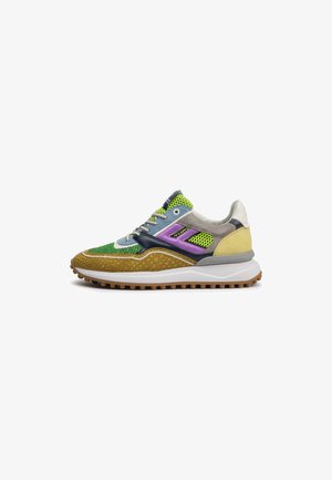 Wielokolorowe sneakersy z zieloną, teksturowaną cholewką, szarym zamszem, fioletowymi akcentami i brązową, wzorzystą podeszwą. Posiadają szczegóły z siateczki oraz sznurowany fason.