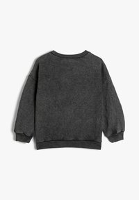 Sudadera gris oscuro con una tela texturizada, cuello redondo acanalado y mangas tipo globo relajadas con puños y dobladillo acanalados.
